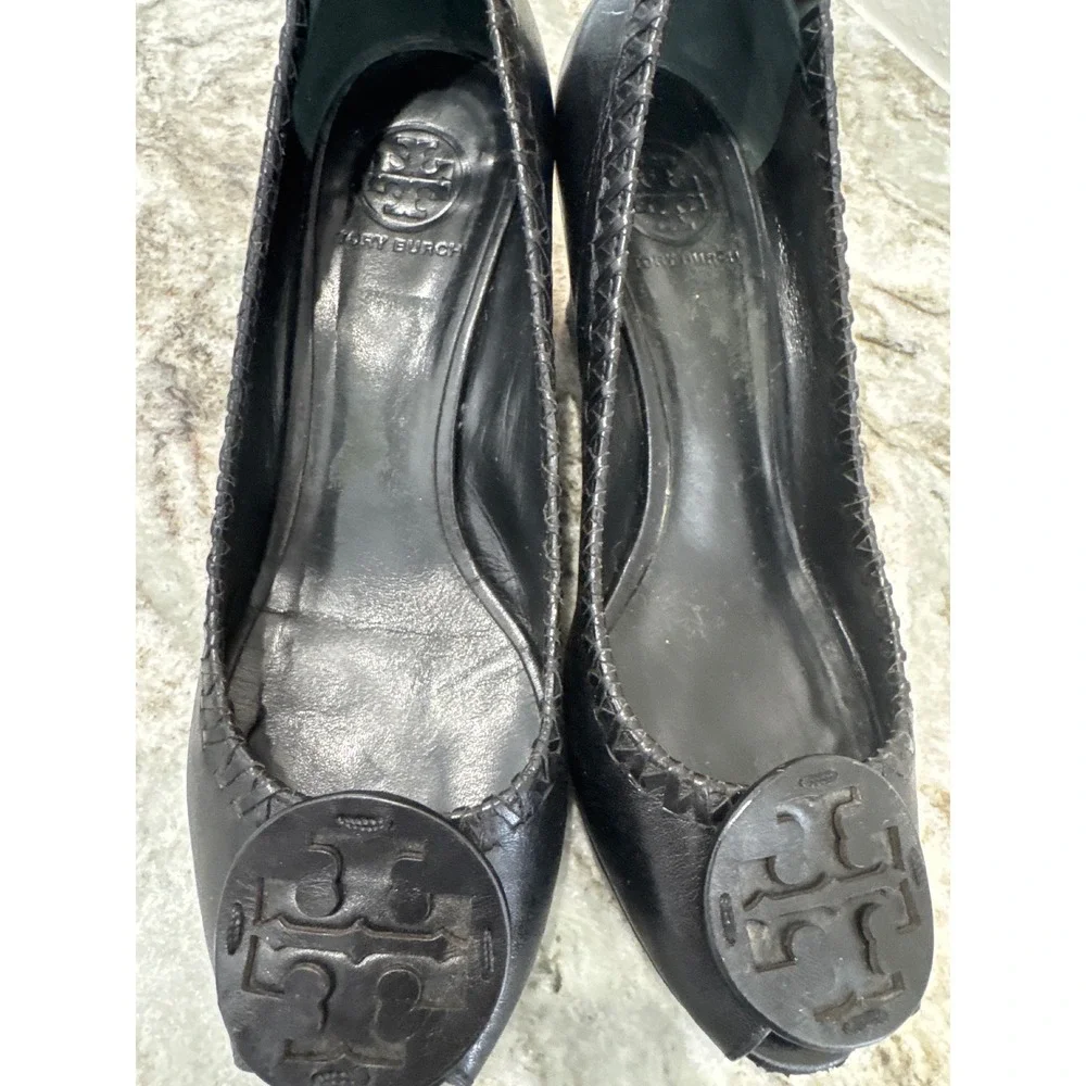 Tory Burch Suzi African peep‎ toe wedge pumps in black leather US 9.5